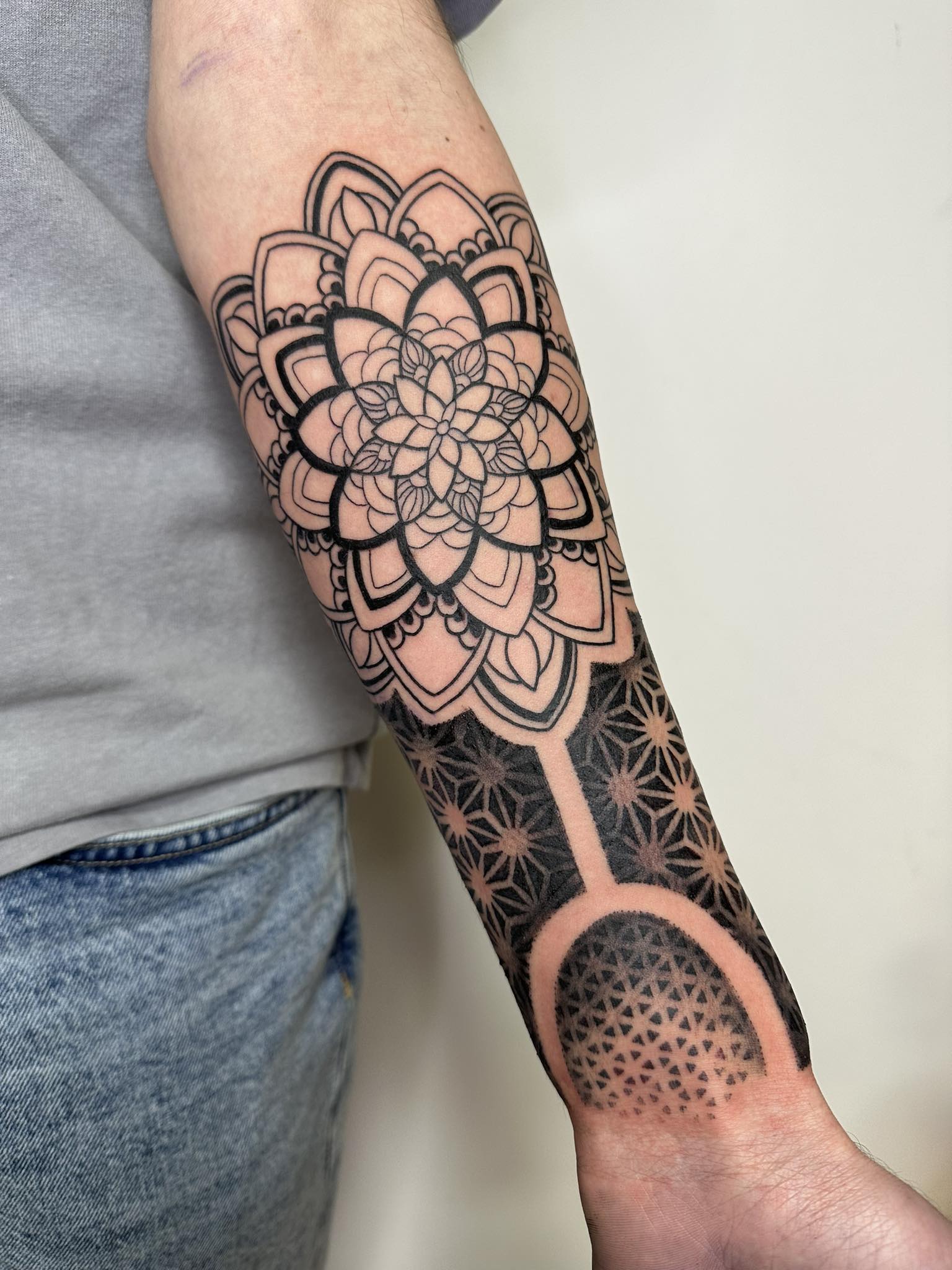 tatuaż geometryczny na ręce