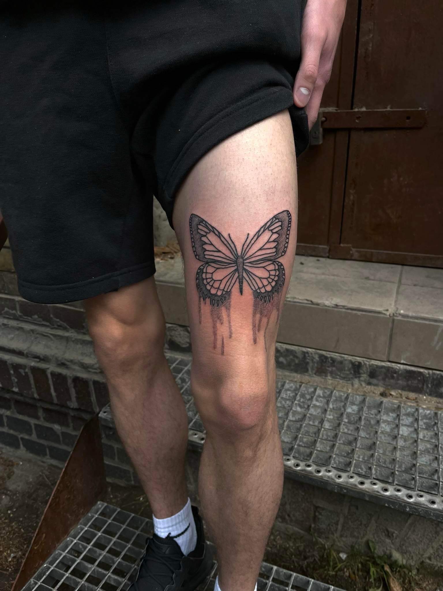 tatuaż motyla na nodze
