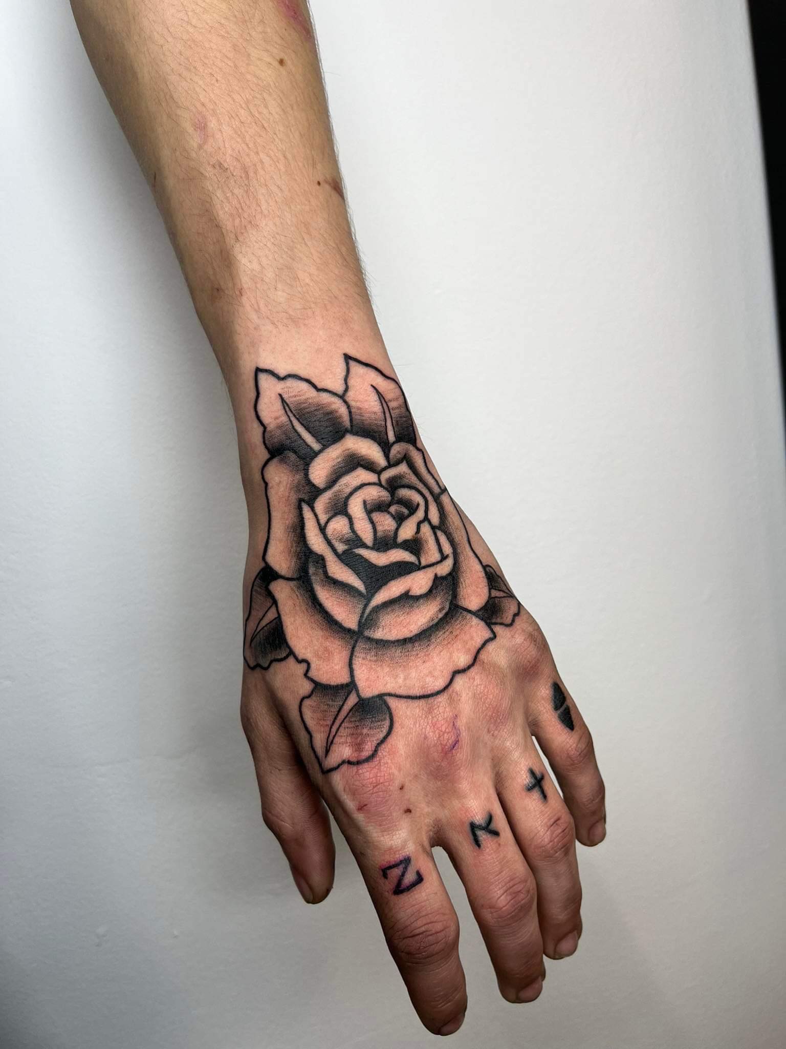 tatuaż róży na nadgarstku