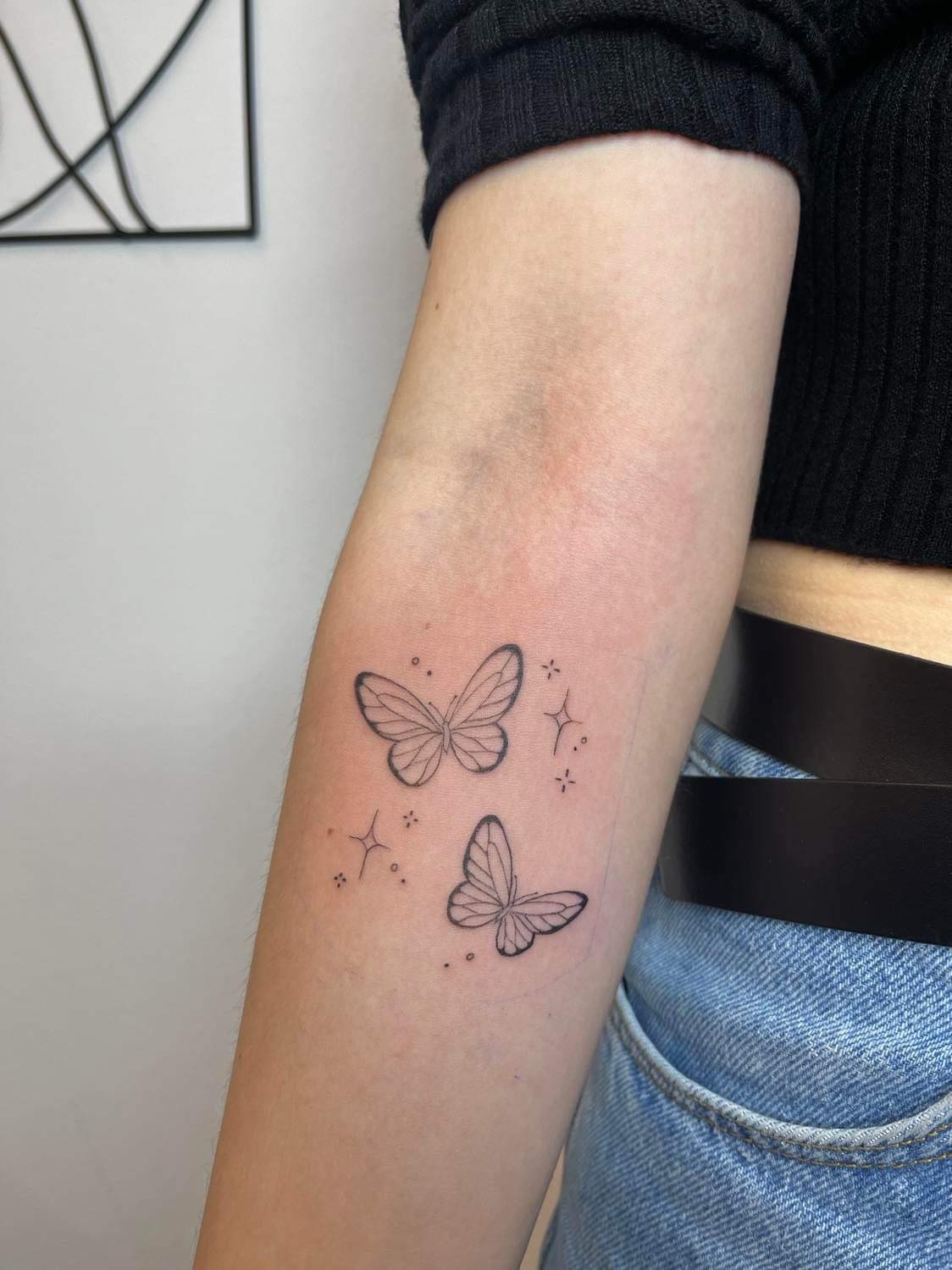 damski tatuaż motyli na przedramieniu